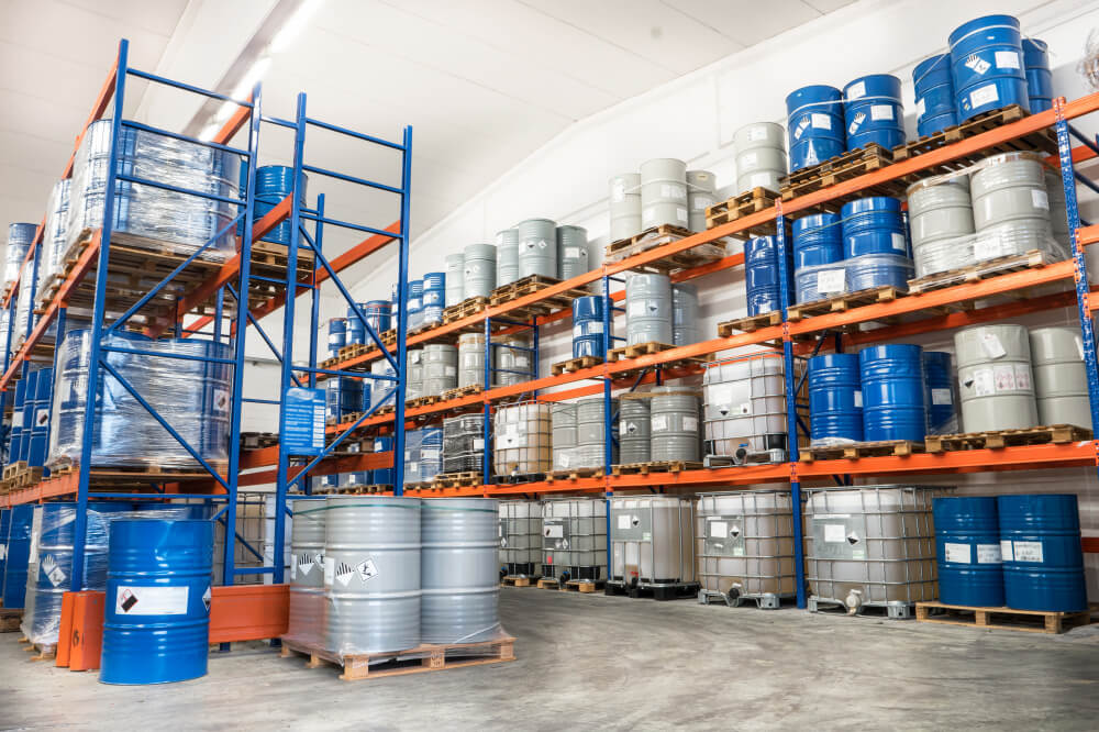 Bodega de lubricantes industriales almacenados en tambores